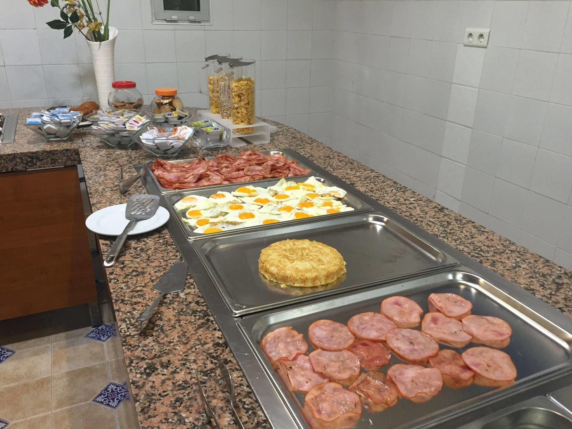 Hotel Carmen Teresa Torremolinos Bagian luar foto