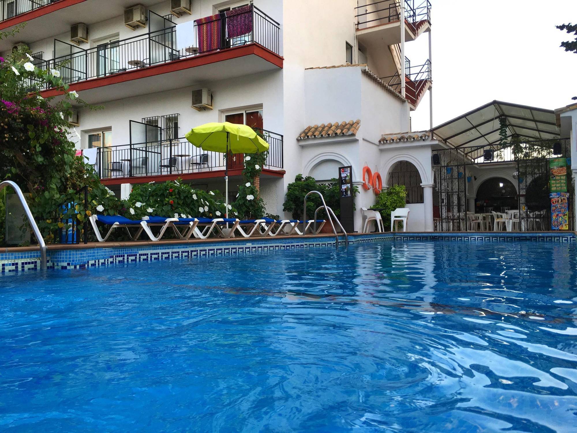 Hotel Carmen Teresa Torremolinos Bagian luar foto